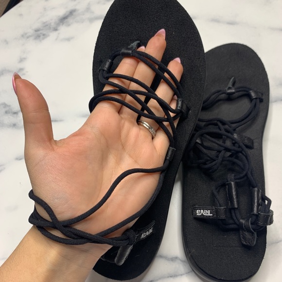 urban outfitters teva